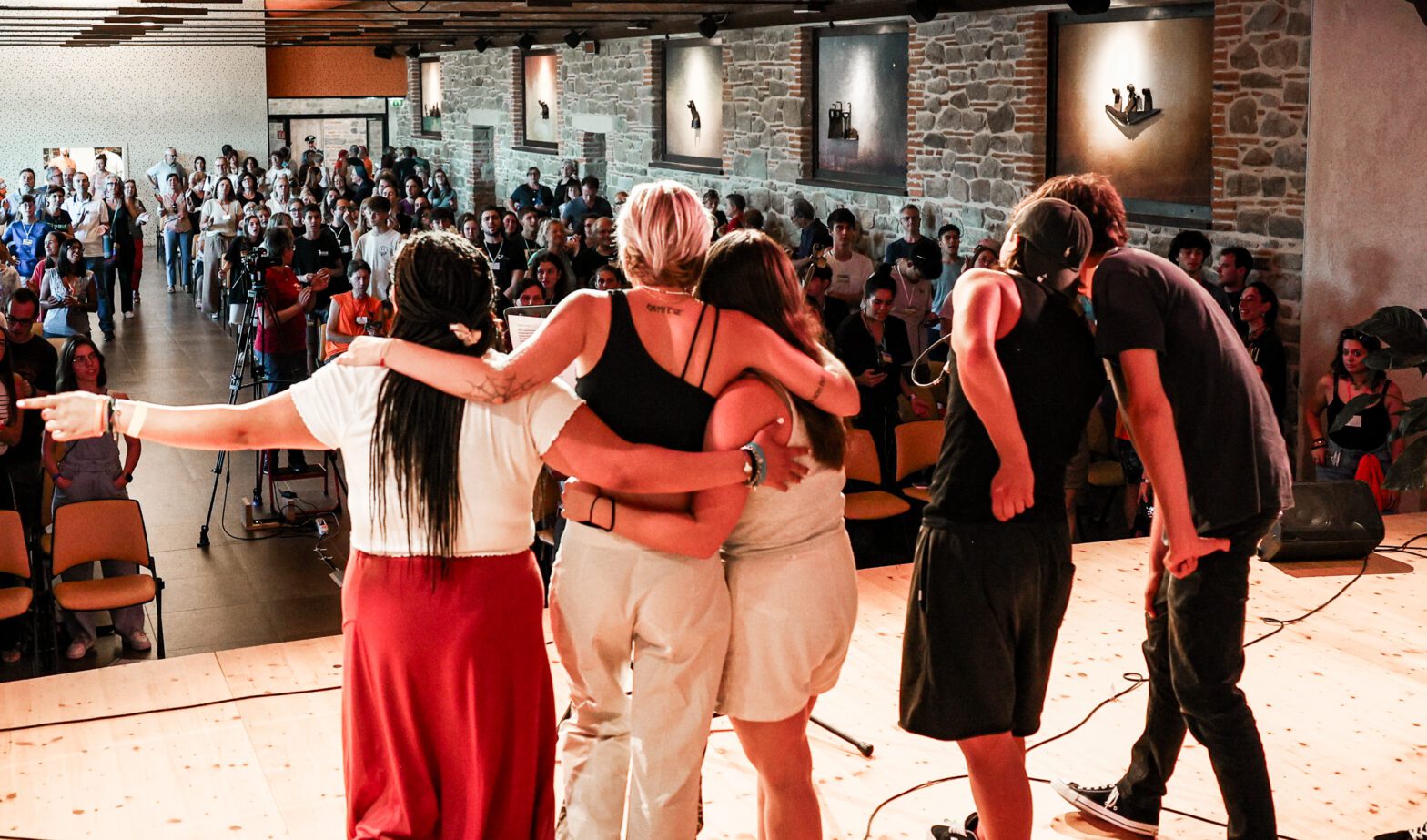 Giovani in festa sul palco dell'auditorium di Romena,